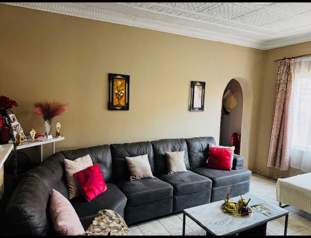 2 BEDROOM HOUSE FOR SALE IN KENILWORTH